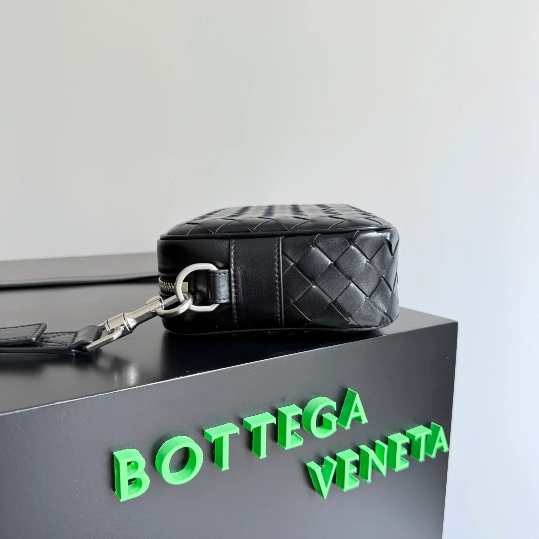 Batch 1820 BOTTEGA VENETA small INTRECCIATO woven camera bag This bv classic camera bag is a further evolution of classic woven technology, combining practicality and fashion, perfectly meeting multi-purpose needs! Classic leather handmade. Lightweight and large capacity. The shoulder strap is removable and adjustable. In addition to being worn cross-body, it can also be placed in the suitcase as a toiletry bag. It is very convenient for daily storage and classification. It also has hanging accessories to show your personality. No matter how complicated the world is, as long as you have a bag with you, everything will become better. Style number: 755923 Size: 24.5*15*6cm